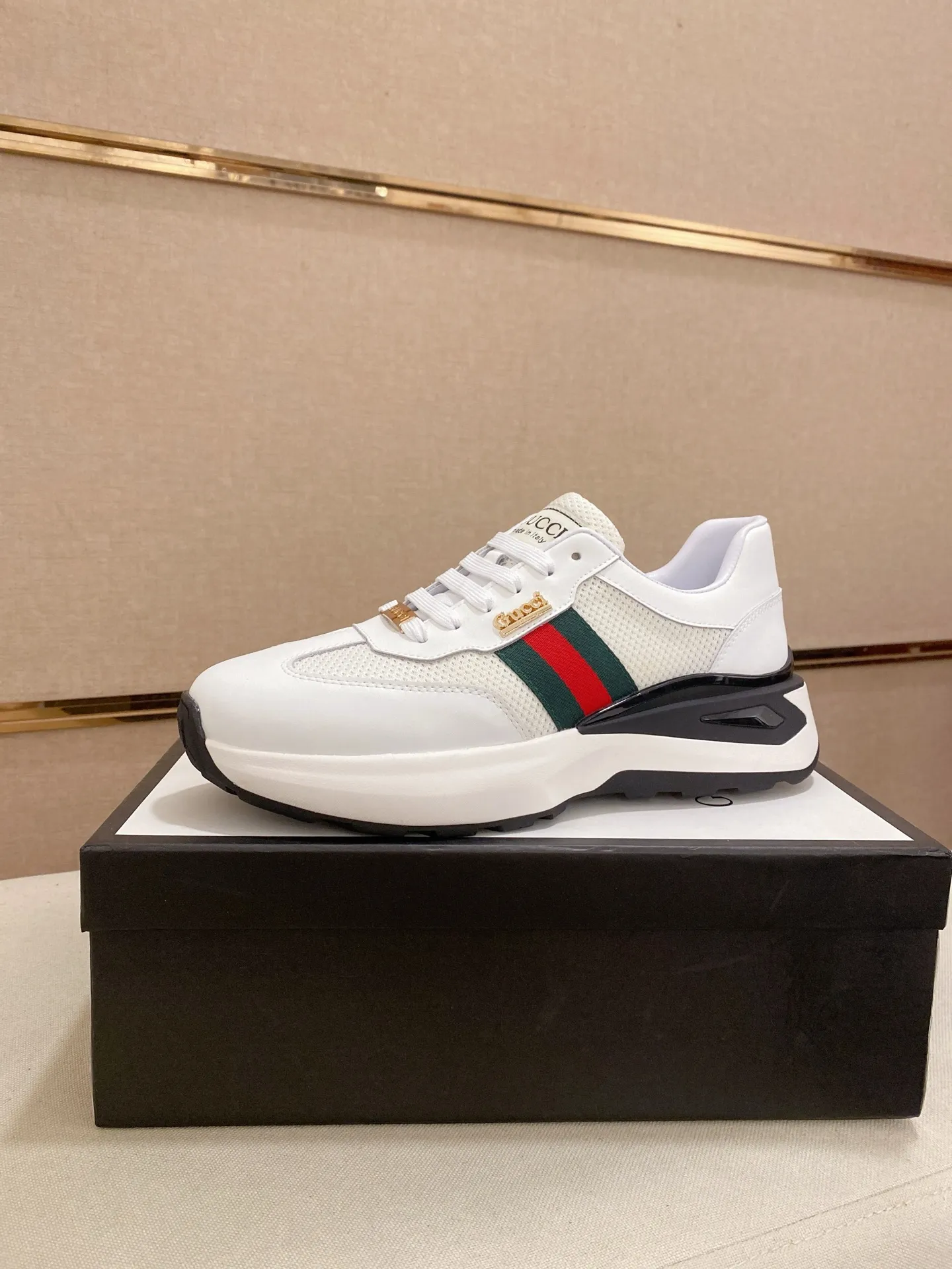 Men's shoes 💰 462💰The new GUCCI (Gucci) counters are launched simultaneously. The new men's shoes, 😘fabrics are selected from imported cowhide, and the lining is sheepskin lining. 👍🏿 High-end ☄️ air-cushion molded anti-slip rubber outsole, exquisite lines, simple and elegant, comfortable and high-end for leisure travel. Code number: 38 to 44 (45 can be customized and cannot be returned or exchanged)